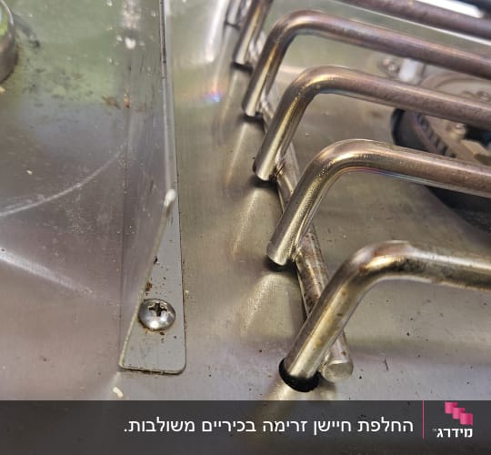 תקריב של משטח גריל גז מנירוסטה, מבער ודיזת גז